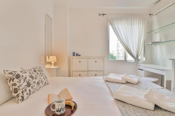 Big Apartment, Close To Train Station Малага Экстерьер фото