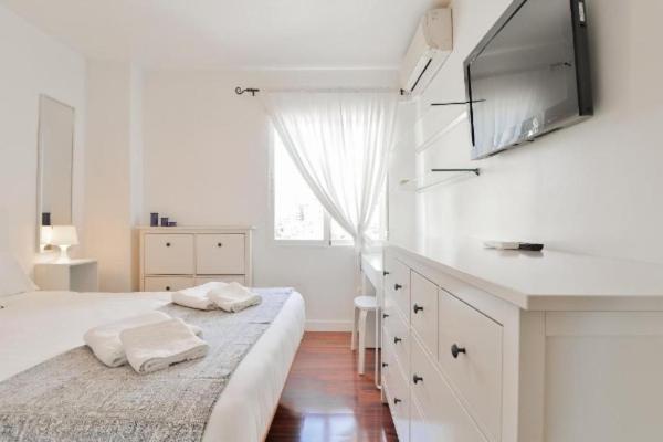 Big Apartment, Close To Train Station Малага Экстерьер фото