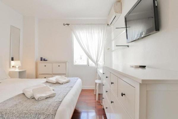 Big Apartment, Close To Train Station Малага Экстерьер фото